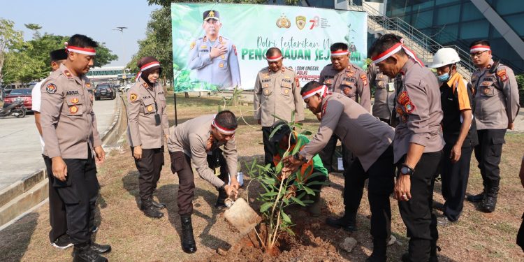 Perbaiki Kualitas Udara, Polresta Bandara Soekarno – Hatta Gencarkan Penanaman Pohon