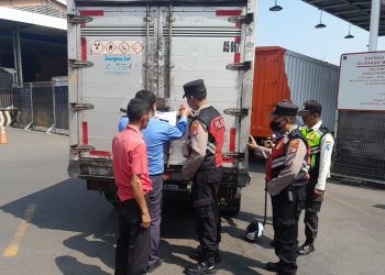 Polisi Random Check Kendaraan di Area Kargo Bandara Soetta 