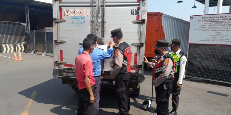Polisi Random Check Kendaraan di Area Kargo Bandara Soetta