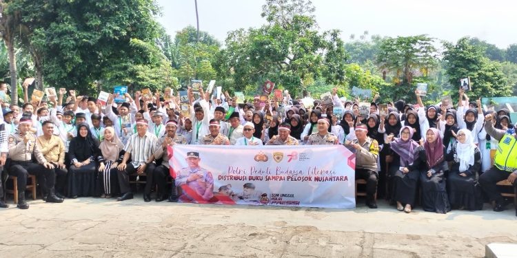 Polri Peduli Literasi, Polsek Neglasari Bagikan Buku di Yayasan Ay – Yusufiah