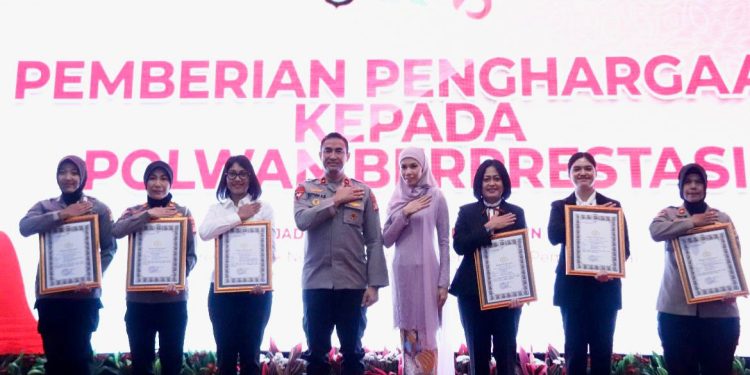 Berprestasi di Karya Tulis, Polwan Bandara Soetta Diganjar Penghargaan
