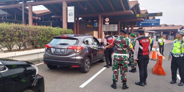 Kendaraan Masuk di Terminal 2 Bandara Soetta Dicek Personel Gabungan 