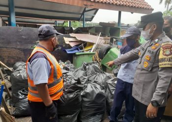 Binmas Polresta Bandara Soetta Ajak Masyarakat Tak Bakar Sampah Sembarangan 