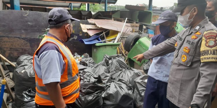Binmas Polresta Bandara Soetta Ajak Masyarakat Tak Bakar Sampah Sembarangan