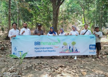 BRI Cabang Pandeglang Beri Puluhan Bibit Tanaman Produktif ke Warga Baros