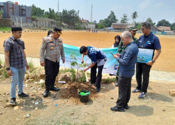 BRI Unit Caringin Bersama Warga dan TNI Tanam 330 Bibit Pohon Produktif   Bank Rakyat Indonesia (BRI)