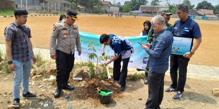BRI Unit Caringin Bersama Warga dan TNI Tanam 330 Bibit Pohon Produktif   Bank Rakyat Indonesia (BRI)