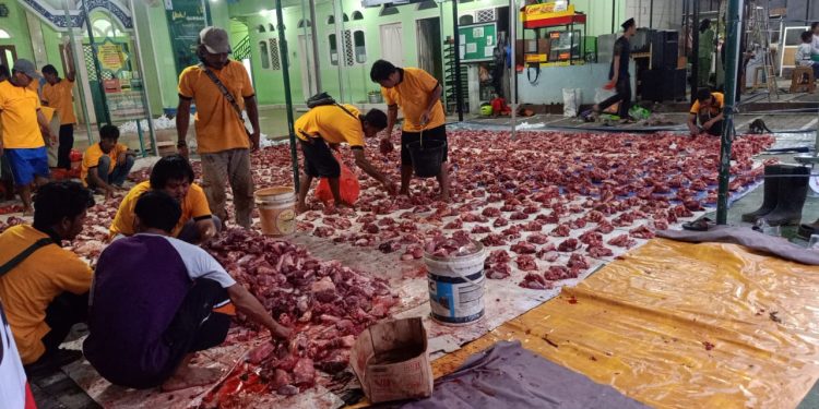 BRI Gading Serpong Beri Bantuan Daging Bergizi Untuk Masyarakat Tangsel