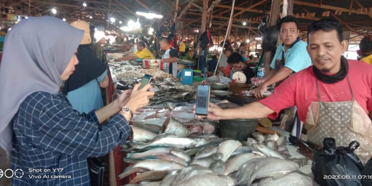 Pedagang Pasar Ratu Melati Mendapat Edukasi Keuangan Digital Oleh BRI Cabang Ketapang