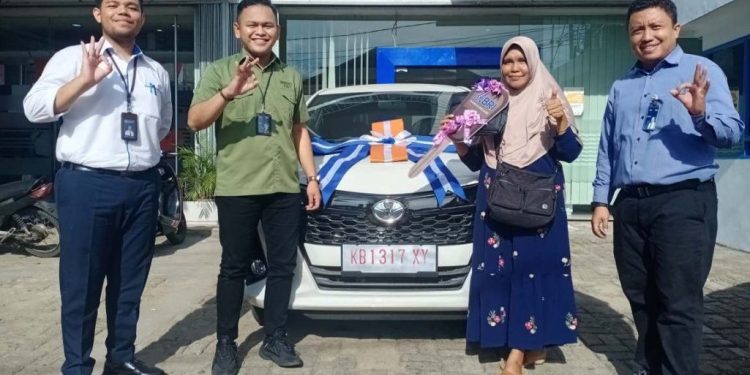 Bank BRI Kantor Cabang Melawi Serahkan Grand Prize Satu Unit Mobil Panen Hadiah Simpedes Periode 1 Tahun 2023