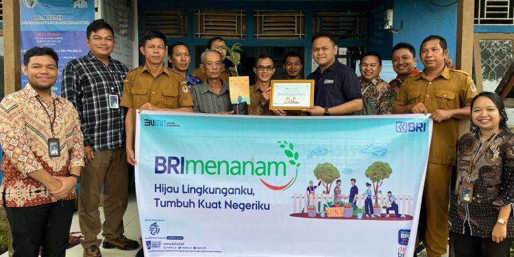 BRI Cabang Melawi Salurkan Bibit Tanaman Peoduktif, Berkomitmen Menerapkan ESG