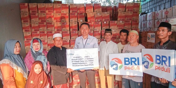 BRI cabang Gading Serpong Salurkan Sembako Program TJSL ke Warga Jelupang Tangsel