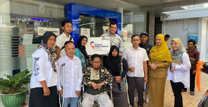 YBM BRI BO Ketapang Serahkan Bantuan Wirausaha ke Penyandang Disabilitas