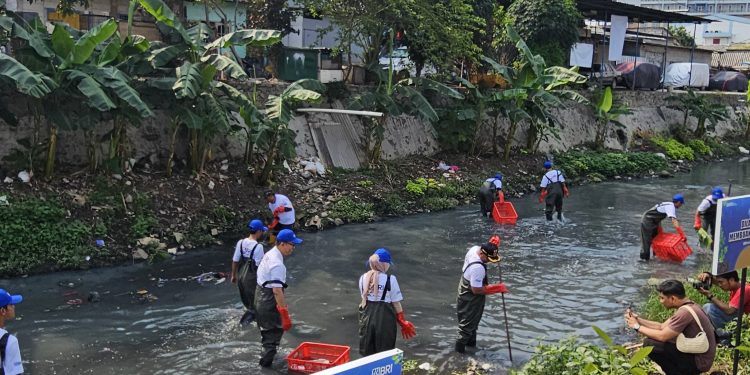 BO BRI S Parman Laksanakan Program “Jaga Sungai, Jaga Kehidupan” Dengan Membersihkan Sungai Kebon Jeruk