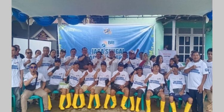 Rangkaian HUT Ke – 128, BRI Cabang Melawi Bagikan Bibit Pohon dan Bersihkan Sungai di Dusun Belian Permai Desa Paal