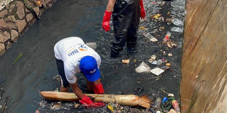 BRI KC Joglo Laksanakan Program “Jaga Sungai, Jaga Kehidupan” Dengan Membersihkan Sungai Gebuyuran, Kota Tangerang