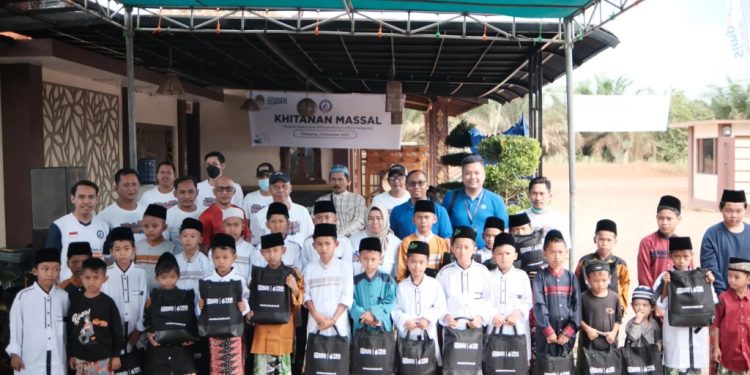 Jelang HUT BRI ke-128, BRI Ketapang Adakan Sunatan Massal dan Pasar Murah di Kendawangan