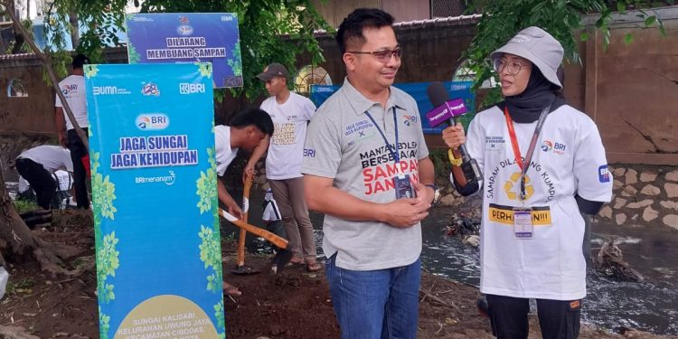 BRI Regional Office Jakarta 3 Kembali Bersihkan Kali Sabi
