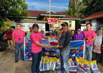 BRI Putussibau Beri Bantuan Banjir untuk Desa Tanjung Jati