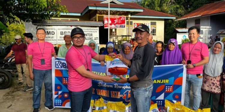 BRI Putussibau Beri Bantuan Banjir untuk Desa Tanjung Jati