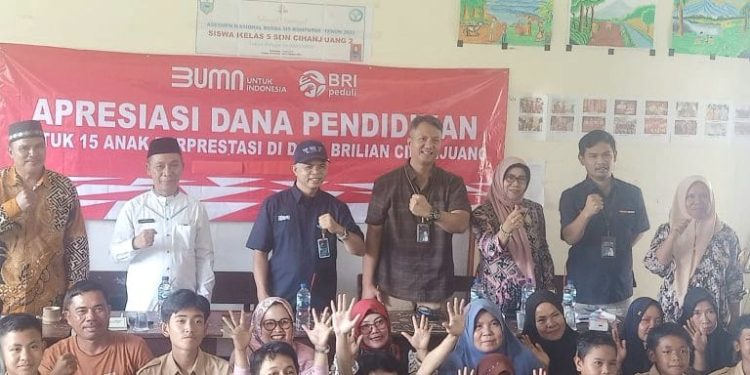 BRI Salurkan Apresiasi Beasiswa Untuk Anak Berprestasi di Desa BRILIAN Cihanjuang