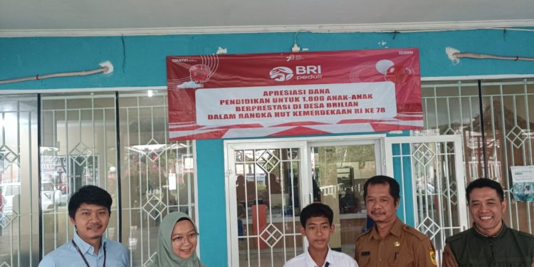 BO Pamulang Melalui BRI Unit Prumpung Serahkan Bantuan Beasiswa Siswa Beprestasi