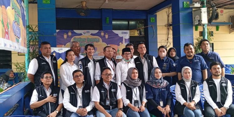 Berbahagia di Bulan Ramadhan, BRI Group Salurkan 1000 Paket Sembako Kepada Warga Kelurahan Kapuk