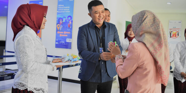 Semarakan Hari Pelanggan Nasional BRI Branch Office Cilegon Sapa Nasabah Yang Datang