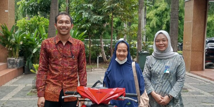 BRI Puni Naga Serahkan Hadiah Simpedes Kepada Nasabah Setia