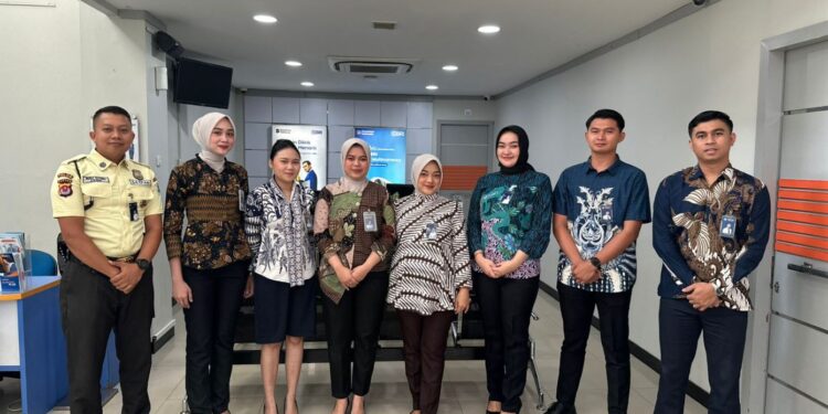 Peringati Hari Batik Nasional, Karyawan Bank BRI Pandeglang Kenakan Batik