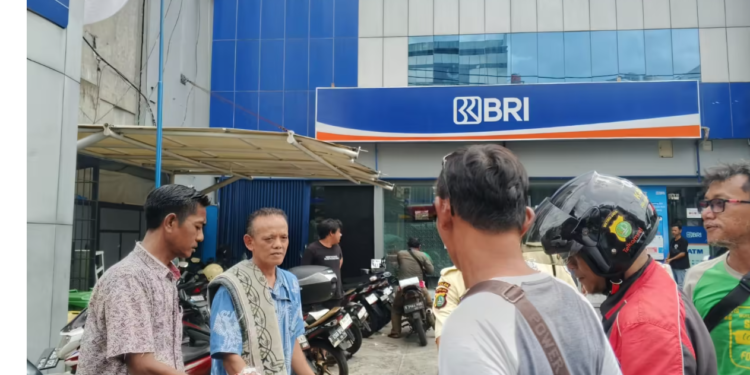 BRI Kanca Tanjung Duren Gelar Jumat Berkah dengan Berbagi Makanan kepada Masyarakat Sekitar
