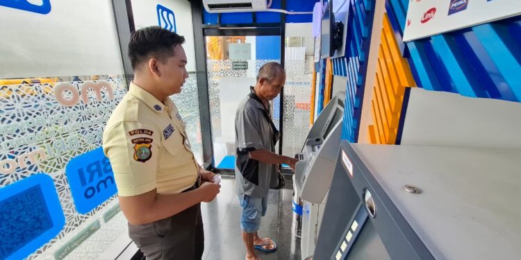 Edukasi Keamanan Transaksi: Pendampingan Ganti PIN Berkala oleh Satpam BRI Cabang Hayam Wuruk