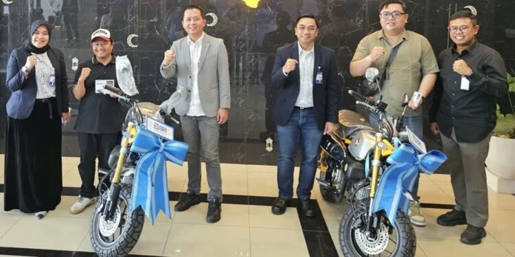 Lucky Ride 1.0: BRI Region 8 Jakarta 3 Serahkan Hadiah Dua Sepeda Motor Honda Monkey kepada Nasabah