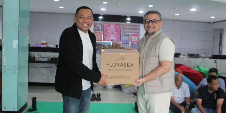 Wujud Apresiasi dan Persahabatan, BRI Kanca Tangerang Merdeka Serahkan Cenderamata kepada Kanca Bumiayu