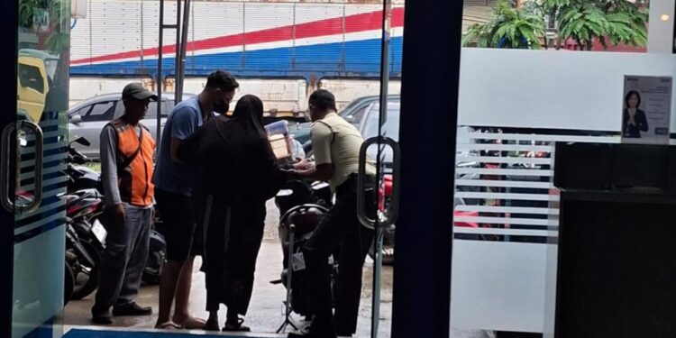 Teller dan Satpam BRI Unit Bitung Tunjukkan Kepedulian, Bantu Nasabah Lansia Bertransaksi dengan Nyaman