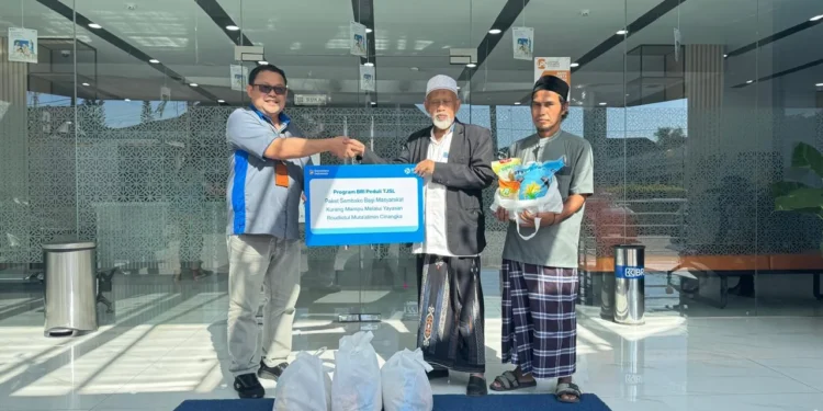 BRI BO Serang Salurkan Program BRI Peduli TJSL Paket Sembako bagi Masyarakat Melalui Yayasan Rodatul Muta’alimin Cinangka