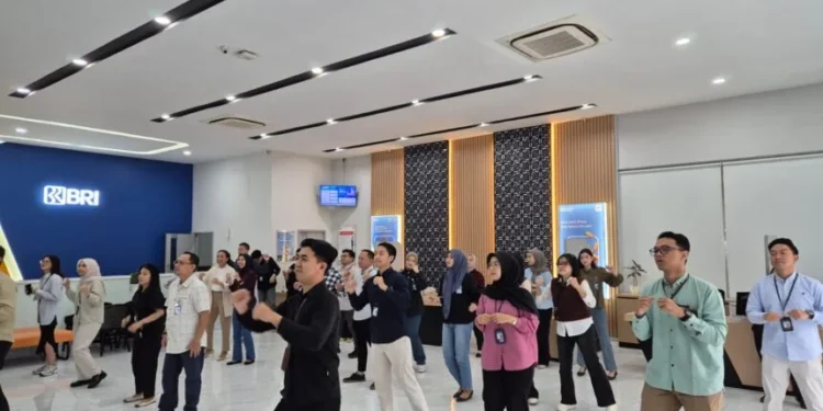 Semangat Kebersamaan, BRI KC Jakarta Daan Mogot Gelar Kegiatan Senam Sehat