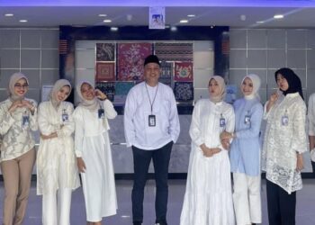 Semangat Jum’at Berkah, Frontliner BRI Kanca Tangerang Merdeka Layani Nasabah dengan Tulus