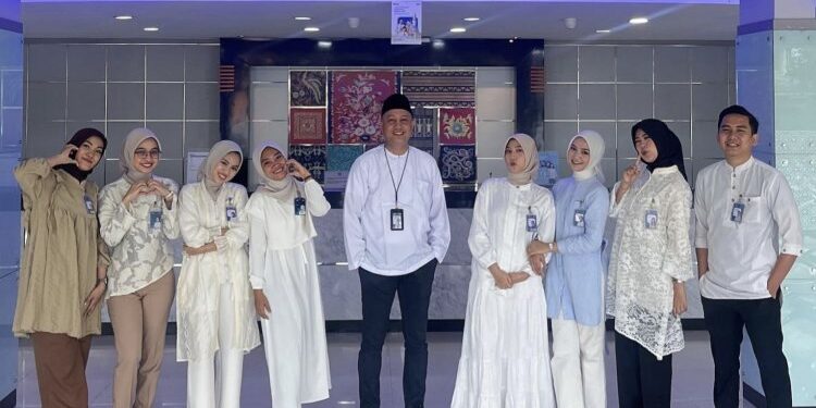 Semangat Jum’at Berkah, Frontliner BRI Kanca Tangerang Merdeka Layani Nasabah dengan Tulus
