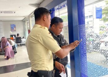 Dengan Senyum dan Keramahan, Satpam BRI Kanca Tangerang Merdeka Siap Membantu Nasabah Setiap Saat
