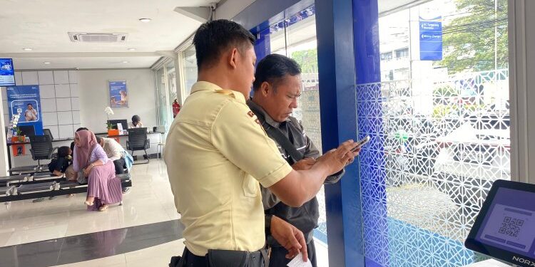 Dengan Senyum dan Keramahan, Satpam BRI Kanca Tangerang Merdeka Siap Membantu Nasabah Setiap Saat