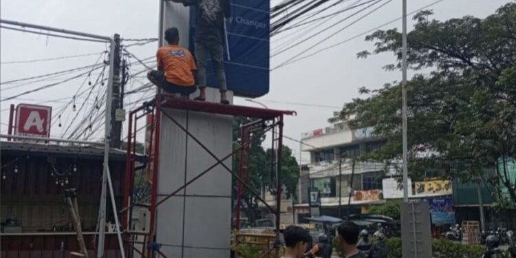 Wujudkan Lingkungan Kerja Bersih dan Profesional, BRI Tangerang Merdeka Lakukan Pembersihan Signage dan Pylon