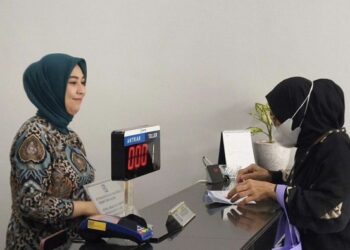 Cepat, Akurat, dan Ramah: Dedikasi Teller BRI Unit Karang Tengah Berikan Pelayanan Terbaik untuk Nasabah