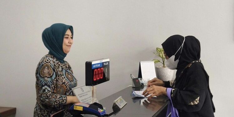 Cepat, Akurat, dan Ramah: Dedikasi Teller BRI Unit Karang Tengah Berikan Pelayanan Terbaik untuk Nasabah