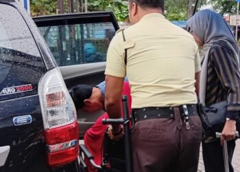 Satpam BRI KCP Hasyim Ashari Selalu Siap Membantu Nasabah Lansia