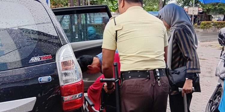 Satpam BRI KCP Hasyim Ashari Selalu Siap Membantu Nasabah Lansia