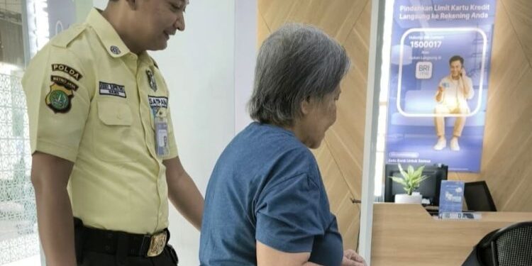 Satpam BRI Kanca Kalideres Antusias Bantu Nasabah Bertransaksi