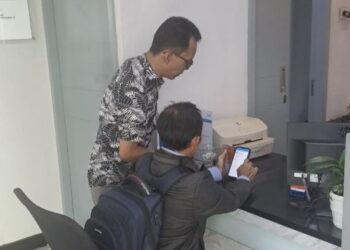 Pekerja BRI KK Unit Kanca Ciputat Sigap Bantu Nasabah Gunakan Aplikasi BRImo