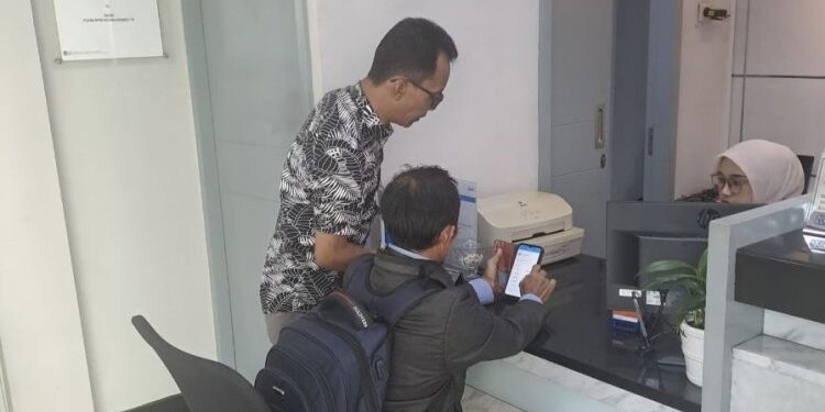 Pekerja BRI KK Unit Kanca Ciputat Sigap Bantu Nasabah Gunakan Aplikasi BRImo