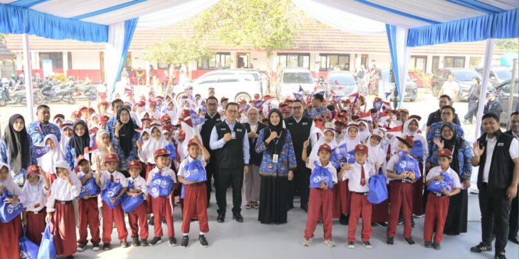 Peringati Hari Anak Nasional, BRI Region 8 Jakarta 3 Salurkan Bantuan Pendidikan untuk Siswa Berprestasi